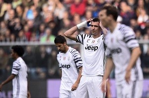 Foto LaPresse - Daniele Badolato 27/11/2016 Genova ( Italia) Sport Calcio Genoa - Juventus Campionato di Calcio Serie A TIM 2016 2017 - Stadio "Marassi" Nella foto: Mario Mandzukic Photo LaPresse - Daniele Badolato 27 November 2016 Genova ( Italy) Sport Soccer Genoa - Juventus Italian Football Championship League A TIM 2016 2017 - "Marassi" Stadium In the pic: Mario Mandzukic
